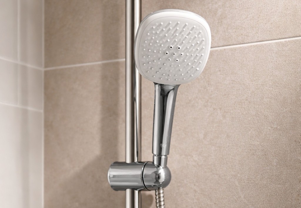 Pommeau Aqualis Grohe installé dans une salle de bain d'hôtel
